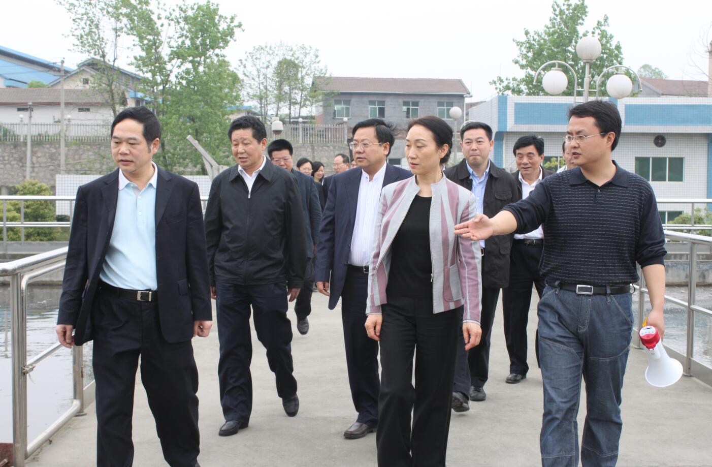 2011年4月，省政協主席，時任省委常委、統戰部部長李薇薇來公司視察.JPG
